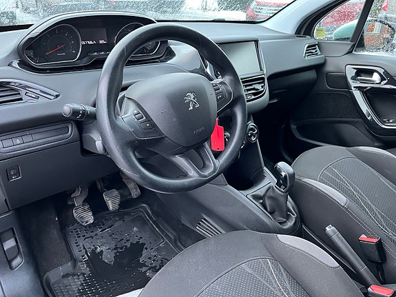 Peugeot 208 12 of 16