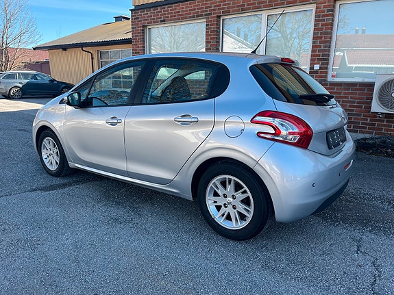 Peugeot 208 3 of 16