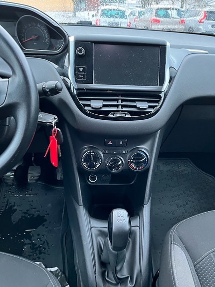 Peugeot 208 11 of 16