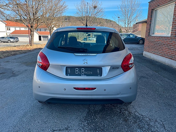 Peugeot 208 4 of 16