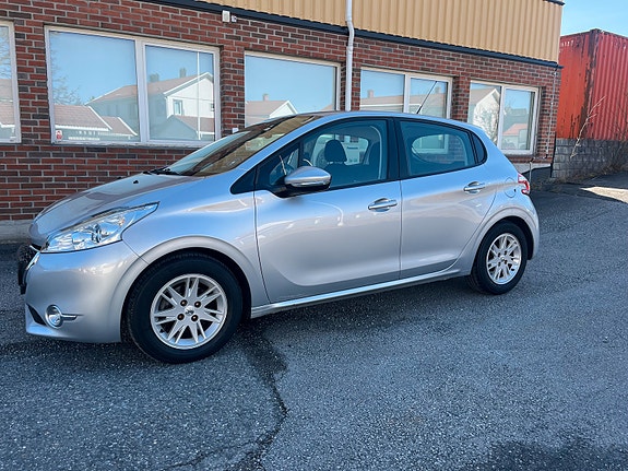 Peugeot 208 2 of 16