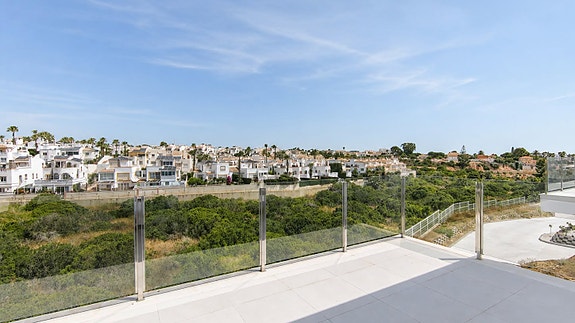 Eksklusiv ny villa med privat basseng og hele 118 m² underetasje