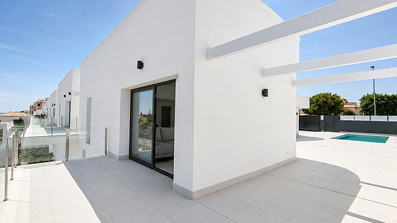Eksklusiv ny villa med privat basseng og hele 118 m² underetasje