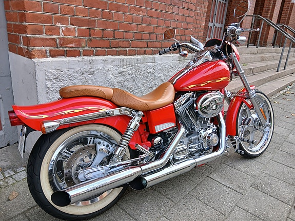 Harley-Davidson FXDWG2, Dyna Wide Glide CVO 2 of 5