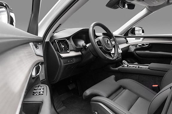Volvo XC90 10 of 23