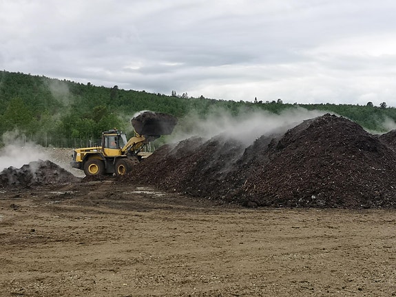 Du får overordnet ansvar for kompostproduksjon med slam, vom og trevirke. Dette anlegget ligger på Torpet ved Tolga.