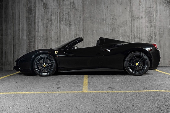 Ferrari 488 Spider 4 of 5