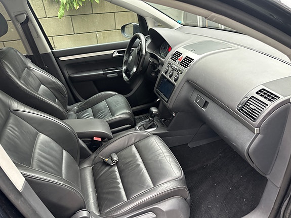 Volkswagen Touran 2 of 4