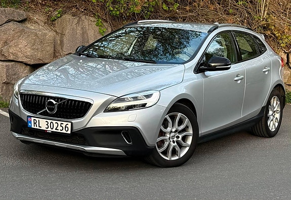 Volvo V40 Cross Country 2 of 5