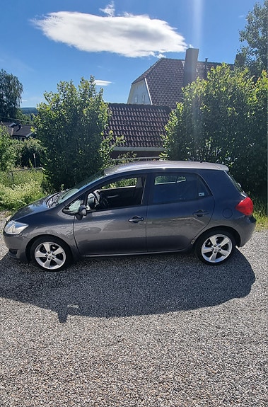 Toyota Auris 2 of 5