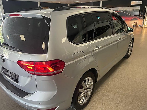 Volkswagen Touran 6 of 13