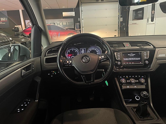 Volkswagen Touran 10 of 13