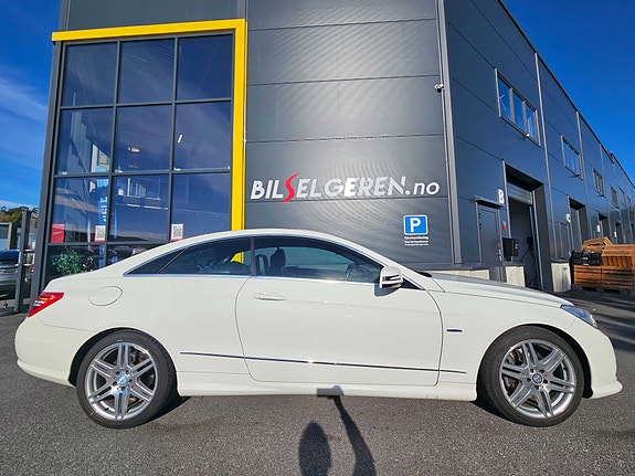 Mercedes-Benz E220 2 of 5