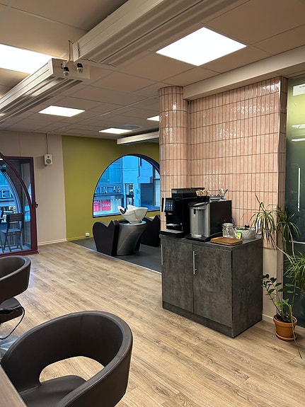 Studio Alf Grensen ligger sentralt til i parallellgaten til Karl Johan, i enden av Øvre Slottsgate og Egertorget.