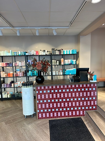 Studio Alf Hegdehaugsveien ligger sentralt til i Oslo sentrum, midt mellom Slottsparken og Bogstadveien – som av mange omtales som den lille gaten med de store merkenavnene.