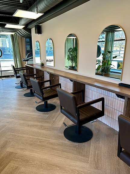 Studio Alf Frisør Nesodden ligger sentralt i store, lyse og luftige lokaler på Tangen Senter på Nesoddtangen.