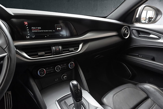 Alfa Romeo Stelvio 8 of 28