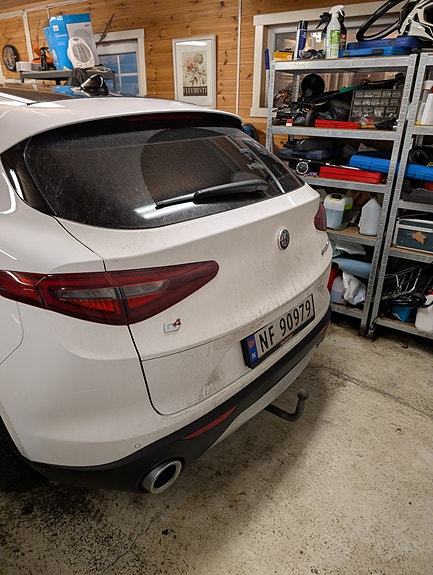 Alfa Romeo Stelvio 3 of 28