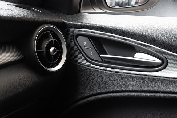 Alfa Romeo Stelvio 25 of 28