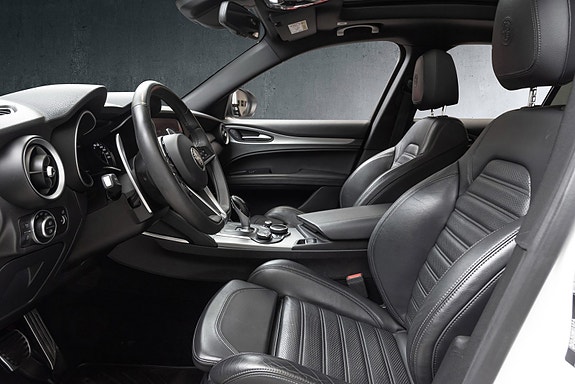 Alfa Romeo Stelvio 6 of 28