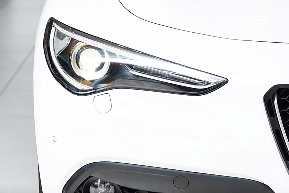 Alfa Romeo Stelvio 2 of 28