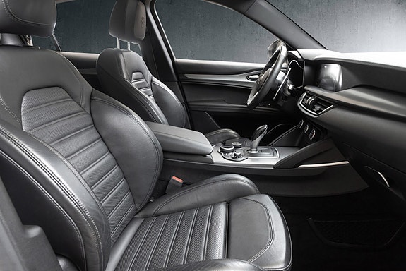 Alfa Romeo Stelvio 4 of 28