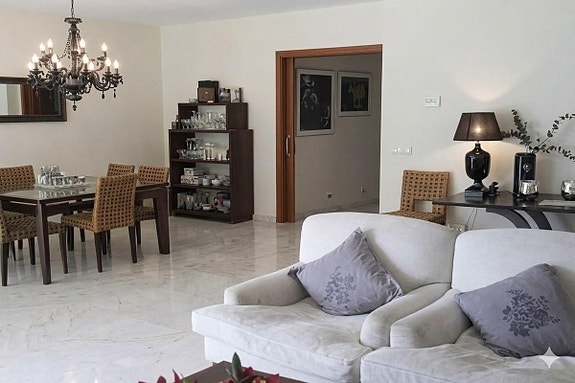 Romslig toppleilighet i Nueva Andalucía | 4 soverom og utsikt mot Los Naranjos Golf