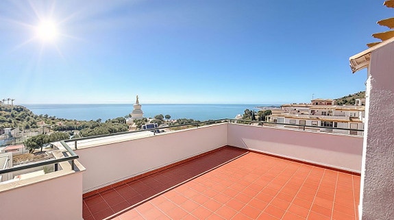 Penthouse med 80 m² terrasse og nydelig sjøutsikt | 3 soverom og 2 bad | 2 parkeringsplasser