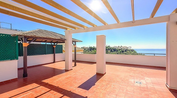 Penthouse med 80 m² terrasse og nydelig sjøutsikt | 3 soverom og 2 bad | 2 parkeringsplasser