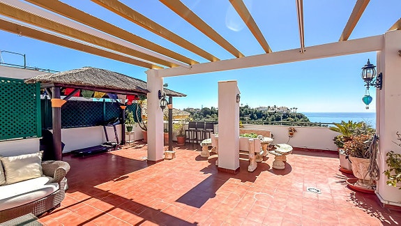 Penthouse med 80 m² terrasse og nydelig sjøutsikt | 3 soverom og 2 bad | 2 parkeringsplasser