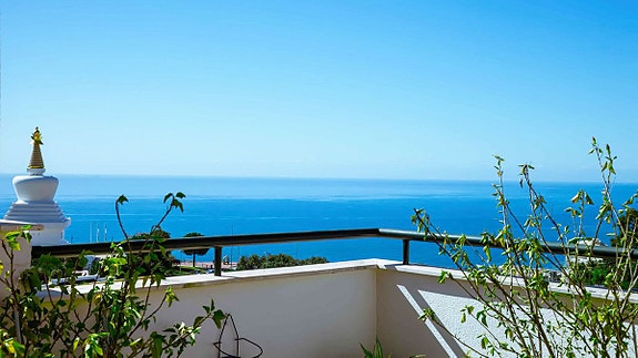 Penthouse med 80 m² terrasse og nydelig sjøutsikt | 3 soverom og 2 bad | 2 parkeringsplasser