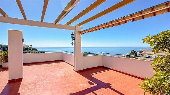 Penthouse med 80 m² terrasse og nydelig sjøutsikt | 3 soverom og 2 bad | 2 parkeringsplasser