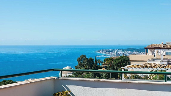 Penthouse med 80 m² terrasse og nydelig sjøutsikt | 3 soverom og 2 bad | 2 parkeringsplasser
