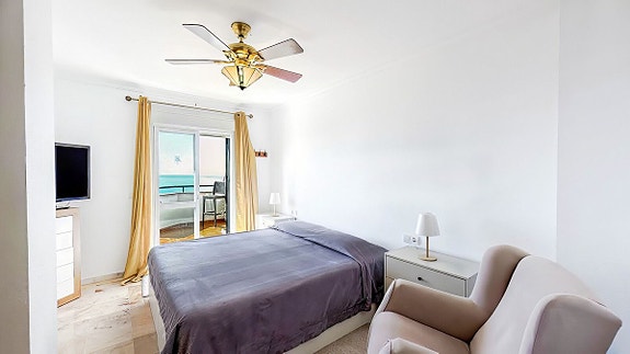 Penthouse med 80 m² terrasse og nydelig sjøutsikt | 3 soverom og 2 bad | 2 parkeringsplasser