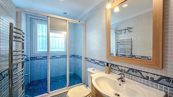 Penthouse med 80 m² terrasse og nydelig sjøutsikt | 3 soverom og 2 bad | 2 parkeringsplasser