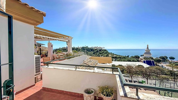 Penthouse med 80 m² terrasse og nydelig sjøutsikt | 3 soverom og 2 bad | 2 parkeringsplasser