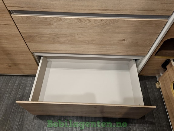 Dethleffs Globetrail 600 DS / Videopresentasjon / 8-trinns automatgir / Dusjkabinettløsning / Markise / Lettmetallfelger / Nye Fiat / Delskinn-interiør / Isofix / Kompressorkjøleskap +++ 27 of 30
