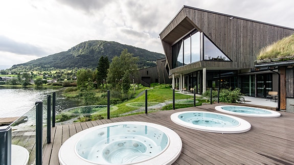 Utendørs boblebad og vedfyrt badstue