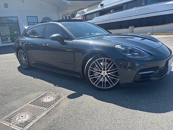 Porsche Panamera 4 of 8