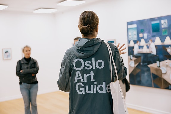 På guidet tur under Oslo Art Weekend. Foto: Jan Khür, Abrakadabra.