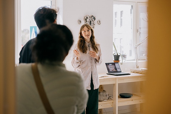 Kunstner Sofia Nömm tar i mot besøk i atelieret under Oslo Open. Foto: Jan Khür, Abrakadabra.