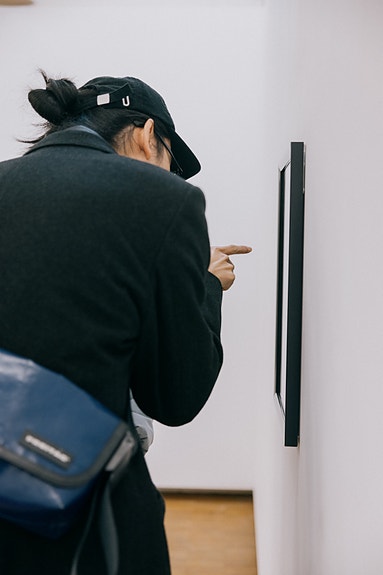 Mange benytter sjansen til å besøke gallerier og museer under Oslo Art Weekend. Foto: Jan Khür, Abrakadabra.