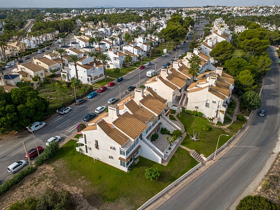 Totalrenovert og fullt møblert bungalow med flotte uteplasser - Fullt møblert og med hvitevarer inkludert