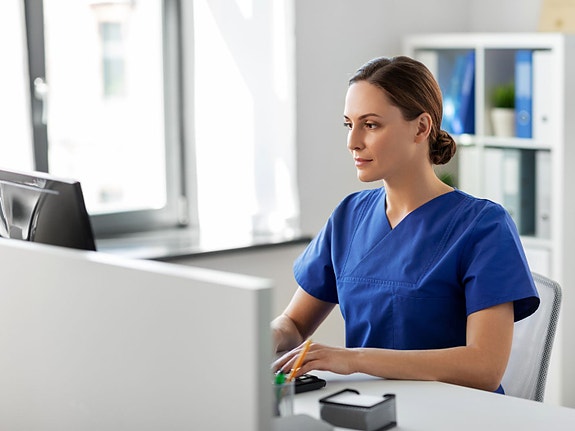 Administrasjon av et legekontor med 7 leger og legevakt