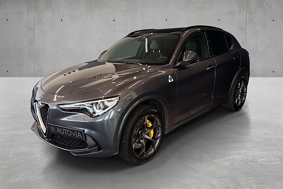 Alfa Romeo Stelvio Quadrifoglio 3 of 5