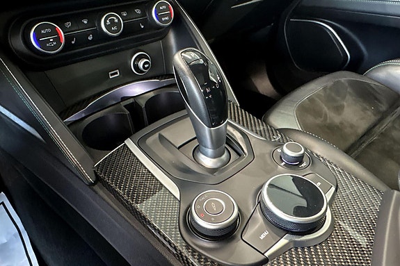 Alfa Romeo Stelvio Quadrifoglio 24 of 28