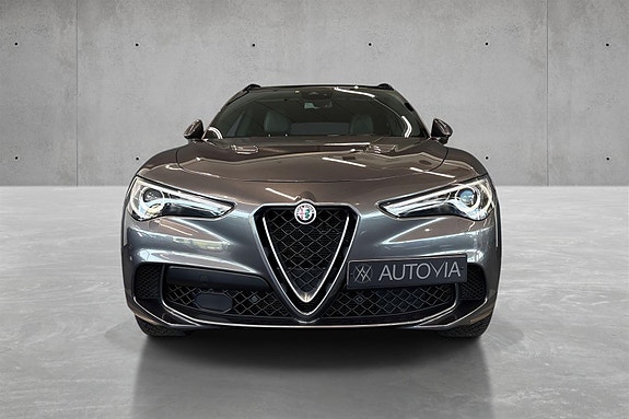 Alfa Romeo Stelvio Quadrifoglio 2 of 5