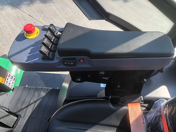EP EP EFL 253s -  KAMPANJE! Elektrisk truck med 2500 KG kapasitet, lithium batteri, leveres komplett med cabin, sideskift og spreder på gafler. LAGERVARE 4 of 8