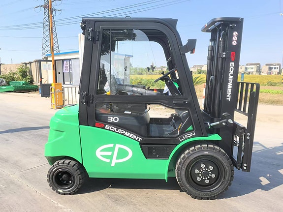 EP EP EFL 253s -  KAMPANJE! Elektrisk truck med 2500 KG kapasitet, lithium batteri, leveres komplett med cabin, sideskift og spreder på gafler. LAGERVARE 2 of 8
