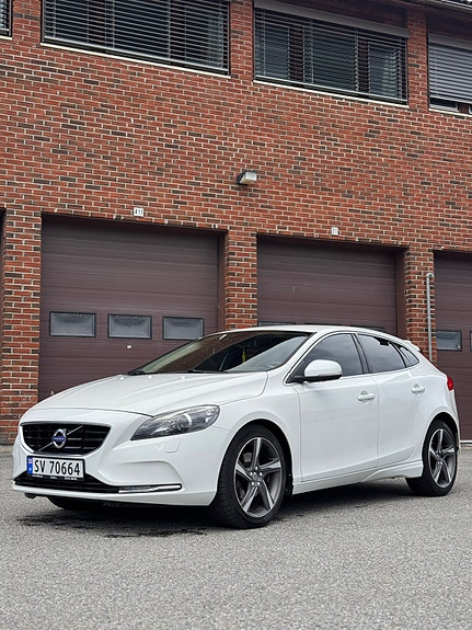 Volvo V40 2 of 5
